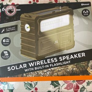 Realtree Camouflage Solar Wireless Speaker with Flashlight